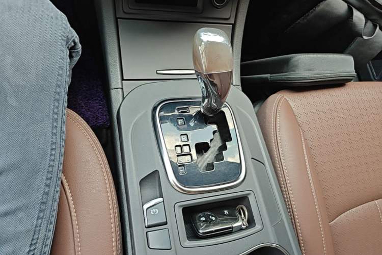 Used BYD S7 2017 2.0T Automatic Luxury Model Gear Lever