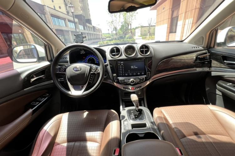 Used BYD S7 2017 2.0T Automatic Prestige Edition Interior 13