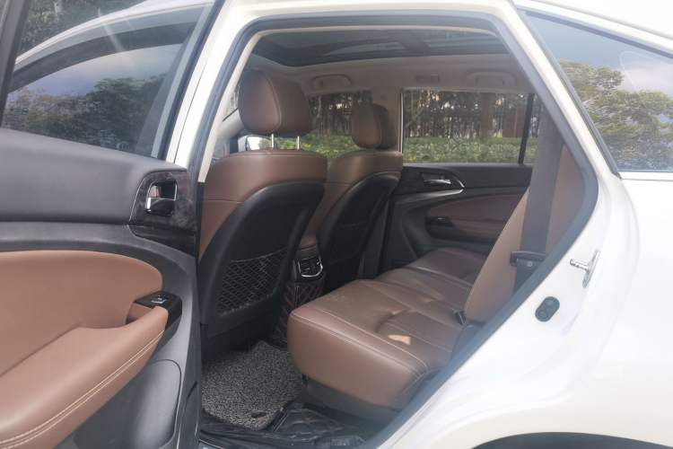 Used BYD S7 2017 2.0T Automatic Prestige Edition Interior 2