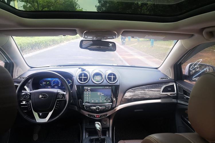 Used BYD S7 2017 2.0T Automatic Prestige Edition Interior 3