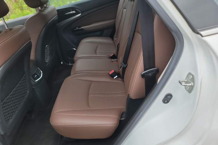 Used BYD S7 2017 2.0T Automatic Prestige Edition Interior 4