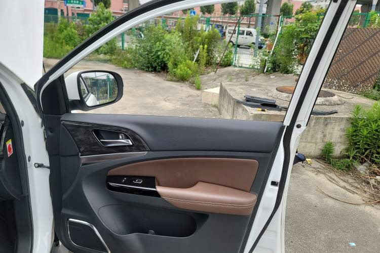 Used BYD S7 2017 2.0T Automatic Prestige Edition Interior 5