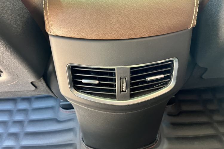 Used BYD S7 2017 2.0T Automatic Prestige Edition Interior 5