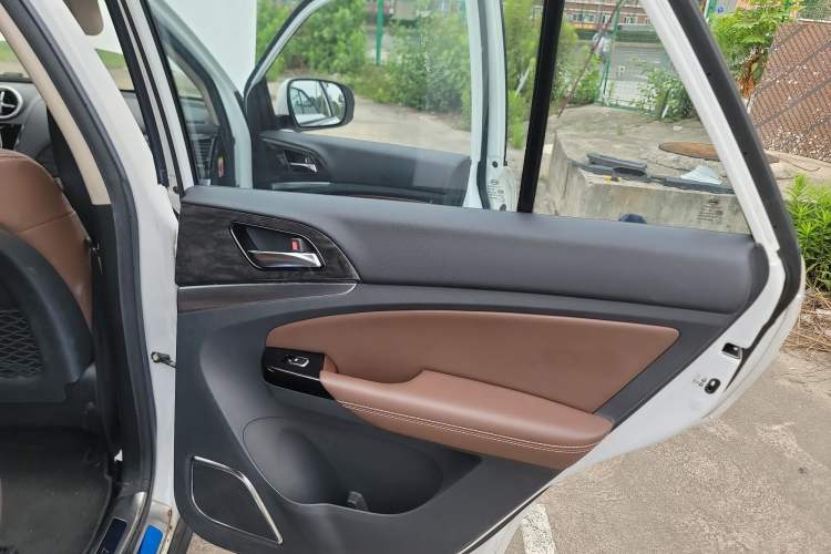 Used BYD S7 2017 2.0T Automatic Prestige Edition Interior 6