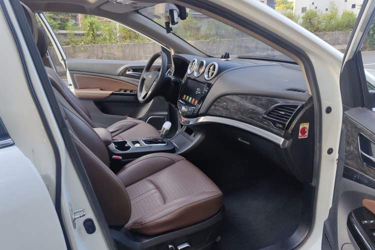 Used BYD S7 2017 2.0T Automatic Luxury Model Interior 8