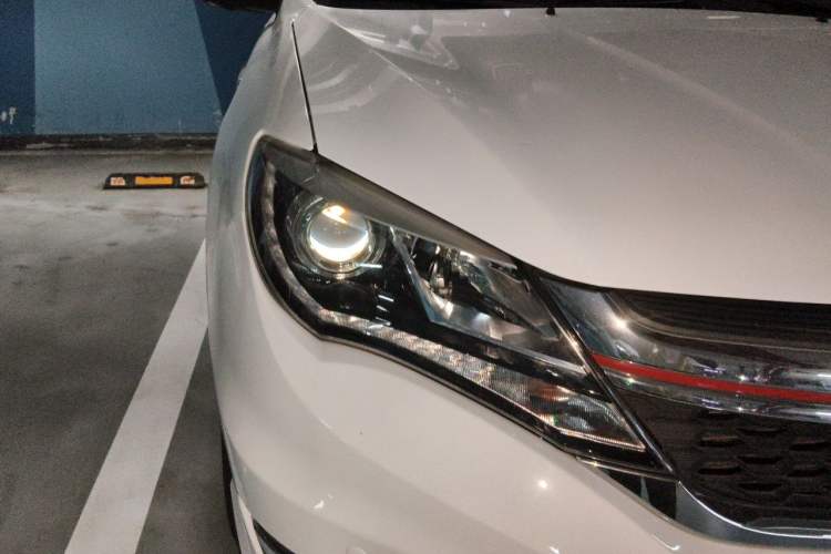 Used BYD S7 2017 2.0T Automatic Prestige Edition Right Front Headlight