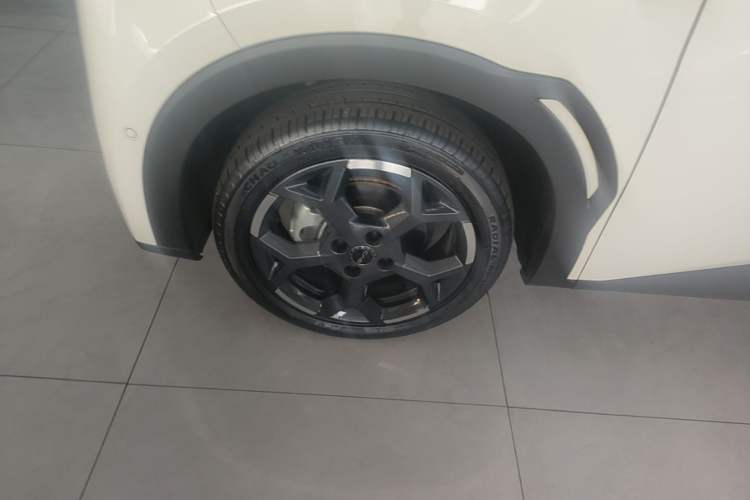 Used BYD Seagull 2025 Smart Drive Version 305 km Freedom Edition Left Front Wheel Hub