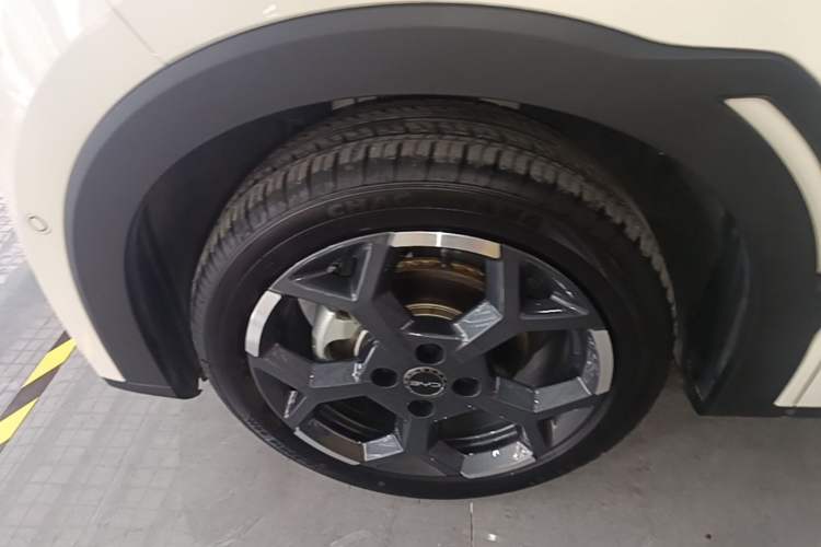 Used BYD Seagull 2025 Smart Drive Version 305 km Freedom Edition Left Front Wheel Hub