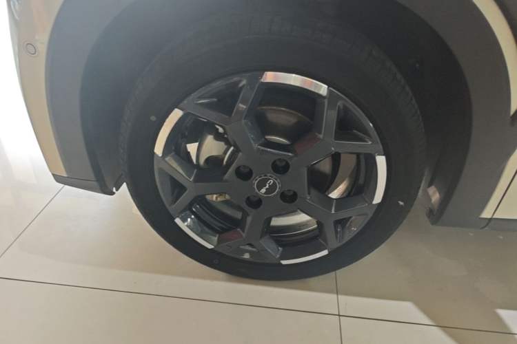 Used BYD Seagull 2025 Smart Drive Version 305 km Freedom Edition Left Front Wheel Hub