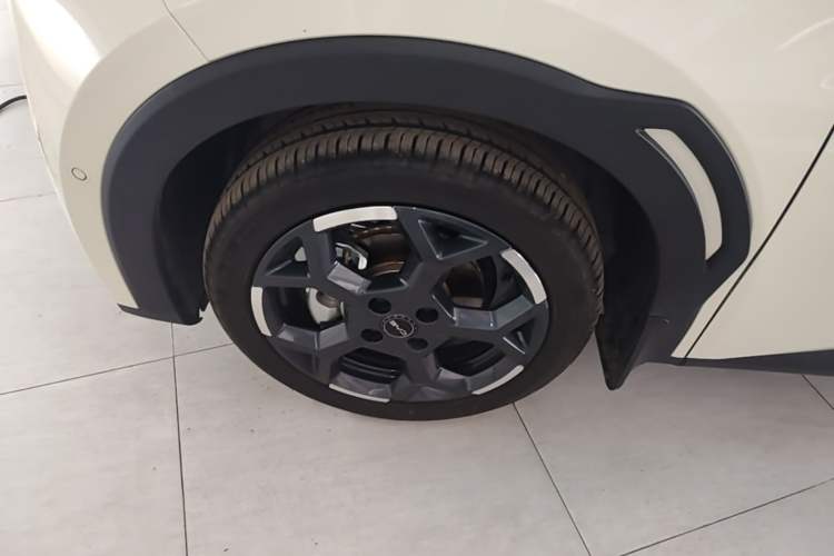 Used BYD Seagull 2025 Smart Drive Version 305 km Freedom Edition Left Front Wheel Hub
