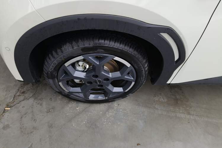 Used BYD Seagull 2025 Smart Drive Version 305 km Freedom Edition Left Front Wheel Hub