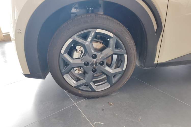Used BYD Seagull 2025 Smart Drive Version 305 km Freedom Edition Left Front Wheel Hub