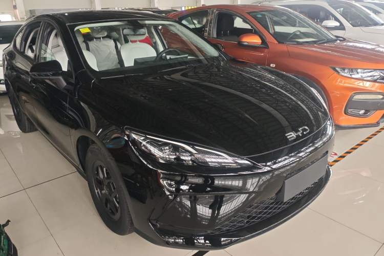 Used BYD Seal 05 DM-i 2025 DM-i Smart Drive 55KM Luxury Model Front Right 45 Deg