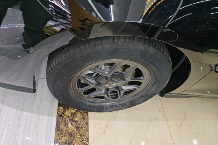 Used BYD Seal 05 DM-i 2025 DM-i Smart Drive 55KM Luxury Model Left Front Wheel Hub