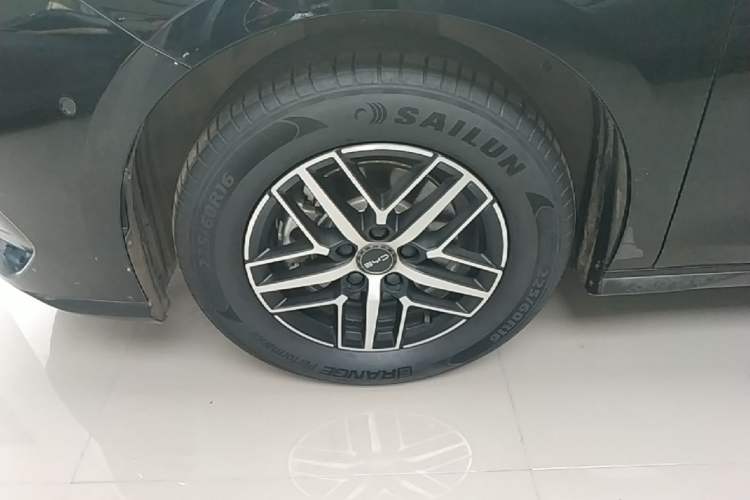 Used BYD Seal 05 DM-i 2025 DM-i Intelligent Drive 120KM Flagship Model Left Front Wheel Hub
