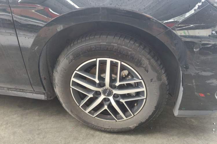 Used BYD Seal 05 DM-i 2025 DM-i Intelligent Drive 120KM Flagship Model Right Front Wheel Hub