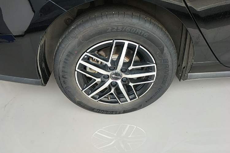 Used BYD Seal 05 DM-i 2025 DM-i Intelligent Drive 120KM Flagship Model Right Rear Wheel Hub
