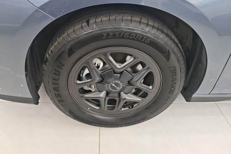 Used BYD Seal 05 DM-i 2025 DM-i Smart Drive 55KM Luxury Model Left Front Wheel Hub