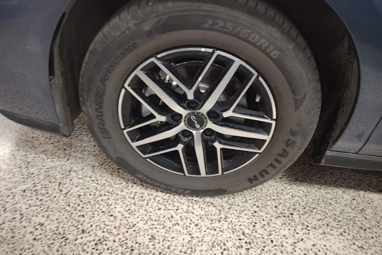 Used BYD Seal 05 DM-i 2025 DM-i Intelligent Drive 120KM Flagship Model Left Front Wheel Hub