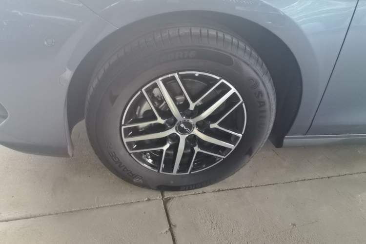 Used BYD Seal 05 DM-i 2025 DM-i Intelligent Drive 120KM Flagship Model Left Front Wheel Hub