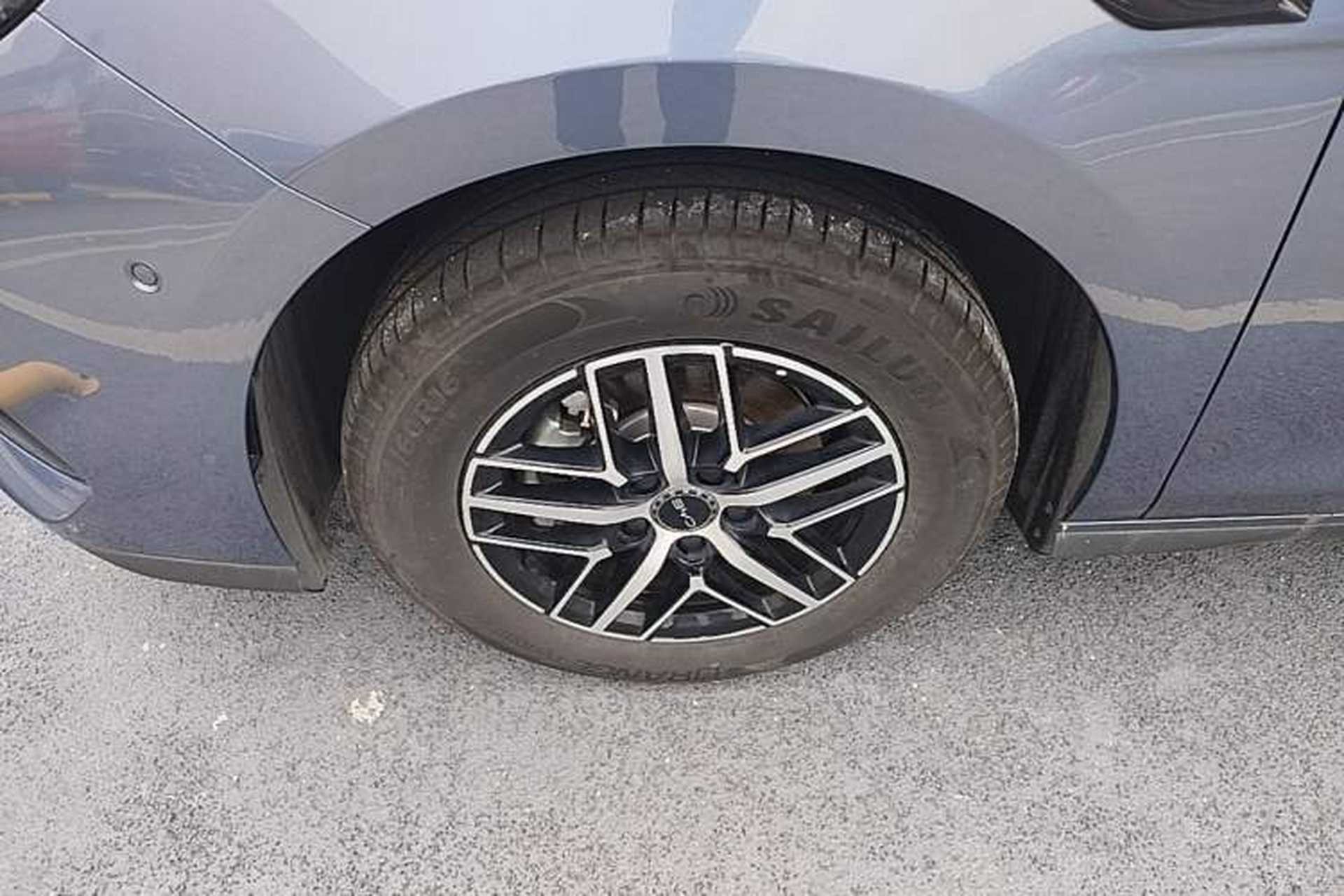 Used BYD Seal 05 DM-i 2025 DM-i Intelligent Drive 120KM Flagship Model Left Front Wheel Hub