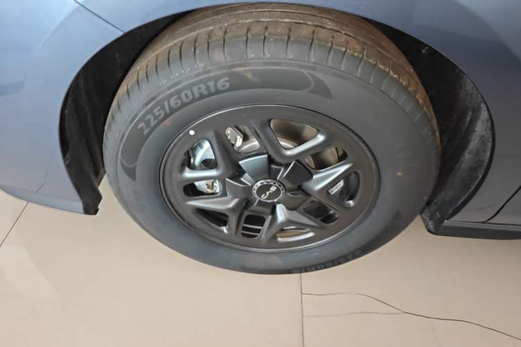 Used BYD Seal 05 DM-i 2025 DM-i Smart Drive 55KM Luxury Model Left Front Wheel Hub