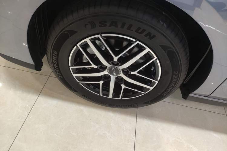 Used BYD Seal 05 DM-i 2025 DM-i Intelligent Drive 120KM Flagship Model Left Front Wheel Hub