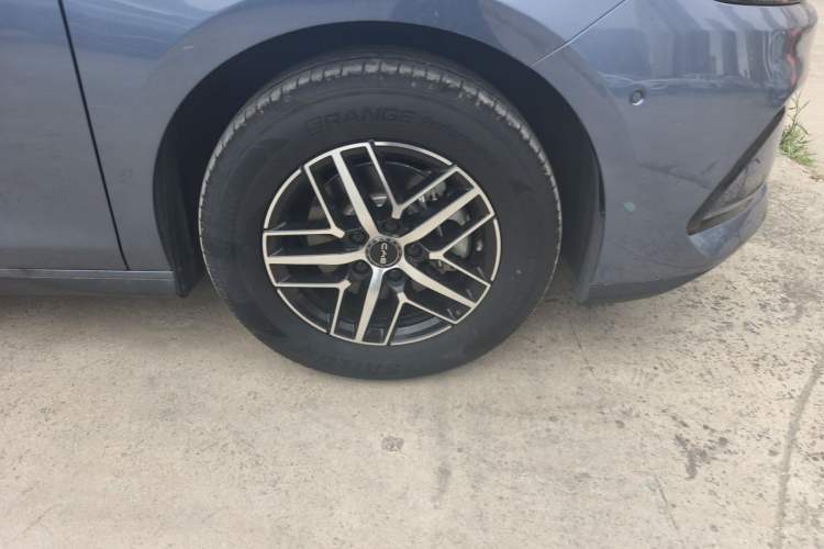 Used BYD Seal 05 DM-i 2025 DM-i Intelligent Drive 120KM Flagship Model Right Front Wheel Hub