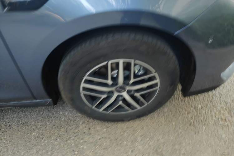 Used BYD Seal 05 DM-i 2025 DM-i Intelligent Drive 120KM Flagship Model Right Front Wheel Hub