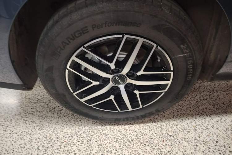 Used BYD Seal 05 DM-i 2025 DM-i Intelligent Drive 120KM Flagship Model Right Rear Wheel Hub