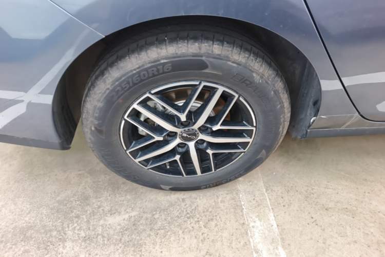 Used BYD Seal 05 DM-i 2025 DM-i Intelligent Drive 120KM Flagship Model Right Rear Wheel Hub