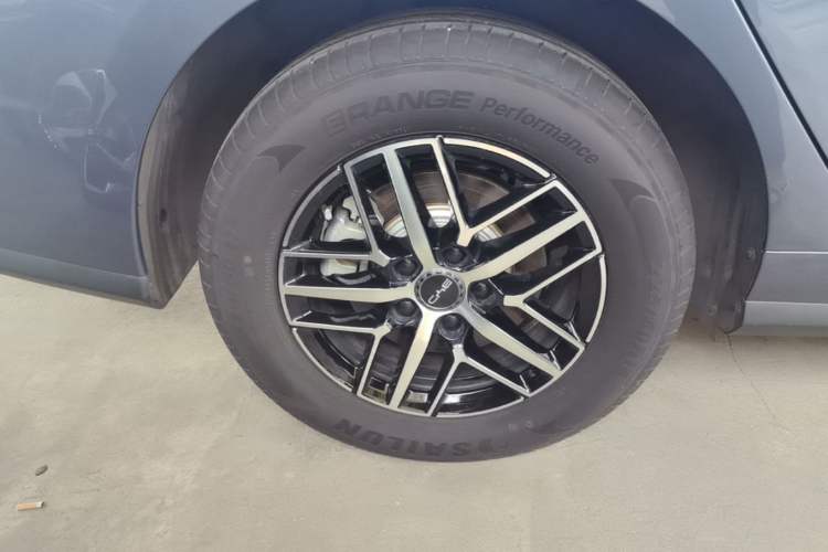 Used BYD Seal 05 DM-i 2025 DM-i Intelligent Drive 120KM Flagship Model Right Rear Wheel Hub