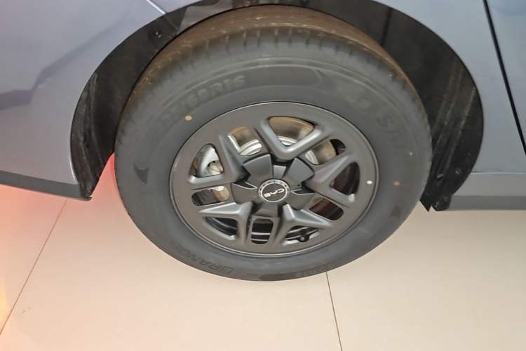 Used BYD Seal 05 DM-i 2025 DM-i Smart Drive 55KM Luxury Model Right Rear Wheel Hub