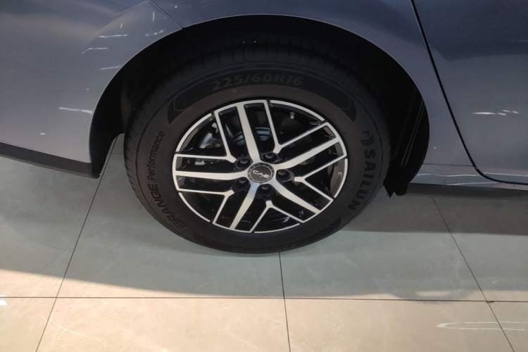 Used BYD Seal 05 DM-i 2025 DM-i Intelligent Drive 120KM Flagship Model Right Rear Wheel Hub