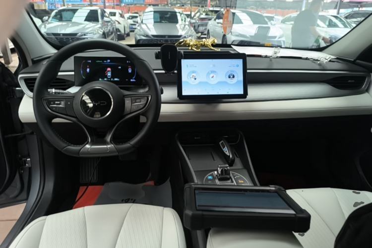 Used BYD Seal 05 DM-i 2025 DM-i Smart Drive 55KM Luxury Model Center Console