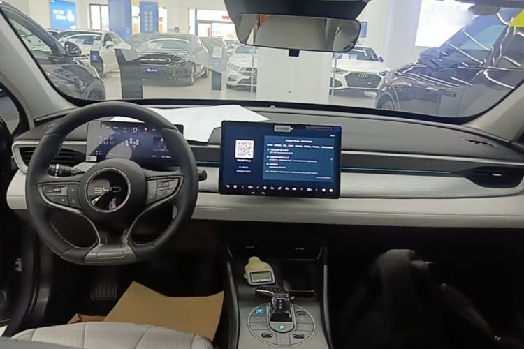 Used BYD Seal 05 DM-i 2025 DM-i Intelligent Drive 120KM Flagship Model Center Console