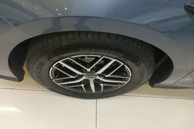 Used BYD Seal 05 DM-i 2025 DM-i Intelligent Drive 120KM Flagship Model Exterior 4
