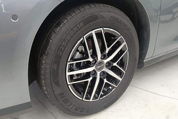 Used BYD Seal 05 DM-i 2025 DM-i Intelligent Drive 120KM Flagship Model Left Front Wheel Hub
