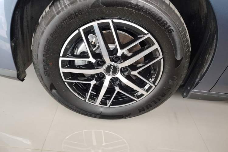 Used BYD Seal 05 DM-i 2025 DM-i Intelligent Drive 120KM Flagship Model Left Front Wheel Hub