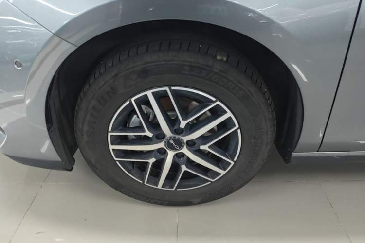 Used BYD Seal 05 DM-i 2025 DM-i Intelligent Drive 120KM Flagship Model Left Front Wheel Hub