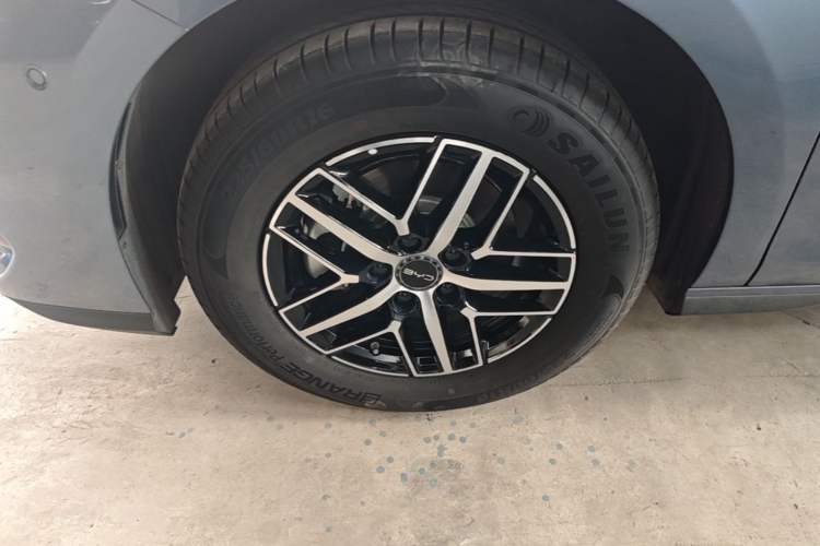 Used BYD Seal 05 DM-i 2025 DM-i Intelligent Drive 120KM Flagship Model Left Front Wheel Hub