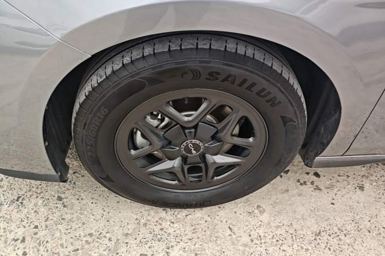 Used BYD Seal 05 DM-i 2025 DM-i Smart Drive 55KM Luxury Model Left Front Wheel Hub