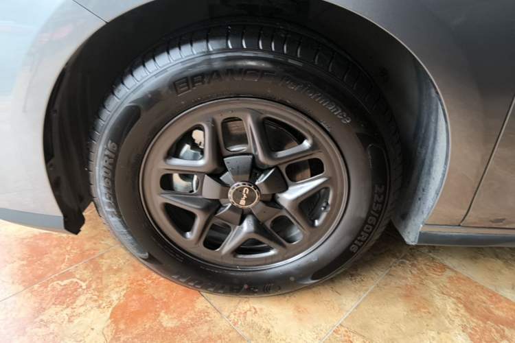 Used BYD Seal 05 DM-i 2025 DM-i Smart Drive 55KM Luxury Model Left Front Wheel Hub