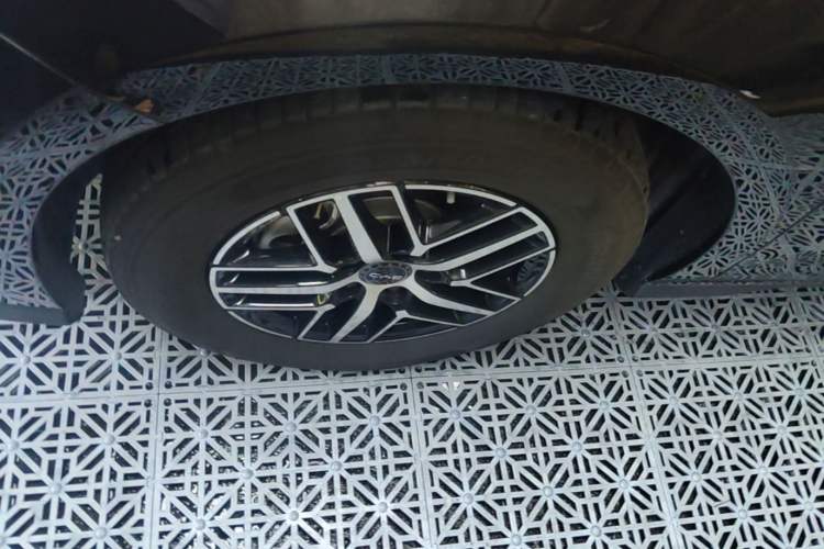 Used BYD Seal 05 DM-i 2025 DM-i Intelligent Drive 120KM Flagship Model Left Front Wheel Hub