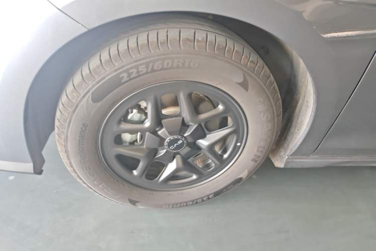 Used BYD Seal 05 DM-i 2025 DM-i Smart Drive 55KM Luxury Model Left Front Wheel Hub