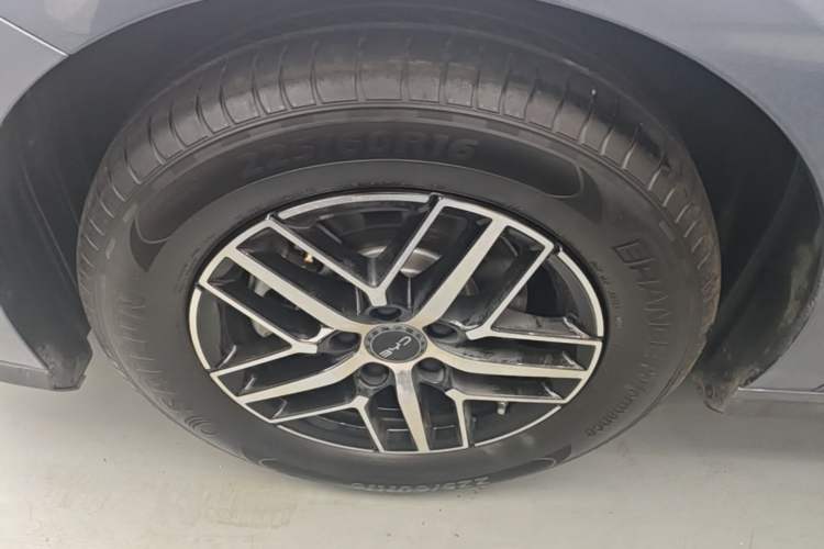 Used BYD Seal 05 DM-i 2025 DM-i Intelligent Drive 120KM Flagship Model Left Front Wheel Hub