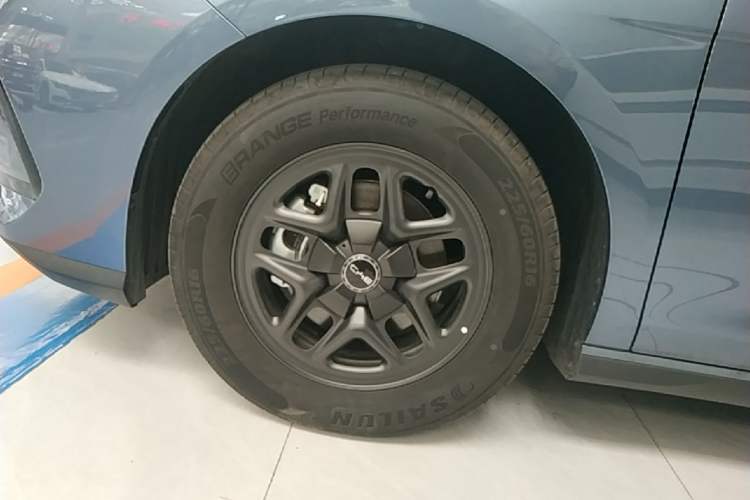 Used BYD Seal 05 DM-i 2025 DM-i Smart Drive 55KM Luxury Model Left Front Wheel Hub