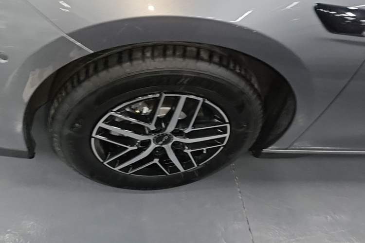 Used BYD Seal 05 DM-i 2025 DM-i Intelligent Drive 120KM Flagship Model Left Front Wheel Hub