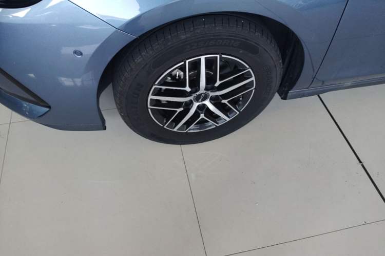 Used BYD Seal 05 DM-i 2025 DM-i Intelligent Drive 120KM Flagship Model Left Front Wheel Hub