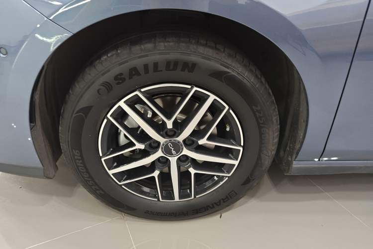 Used BYD Seal 05 DM-i 2025 DM-i Intelligent Drive 120KM Flagship Model Left Front Wheel Hub